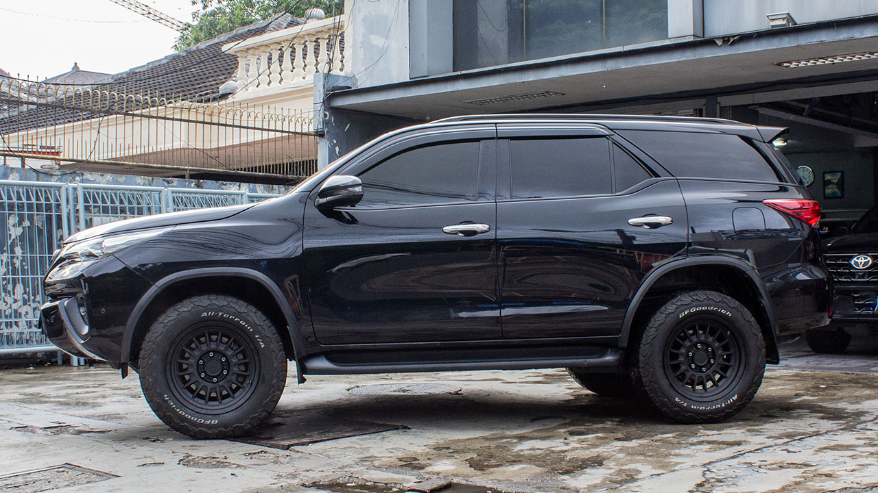 Toyota Fortuner Black Rhino Barrage Ring 18