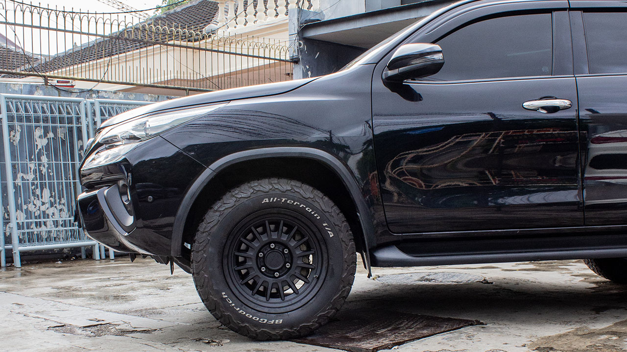 Toyota Fortuner Black Rhino Barrage Ring 18 (4)