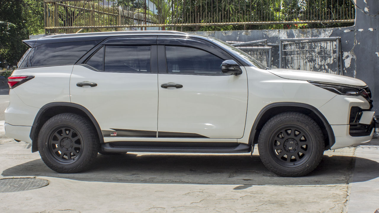 Fortuner Black Rhino Stadium Ring 18