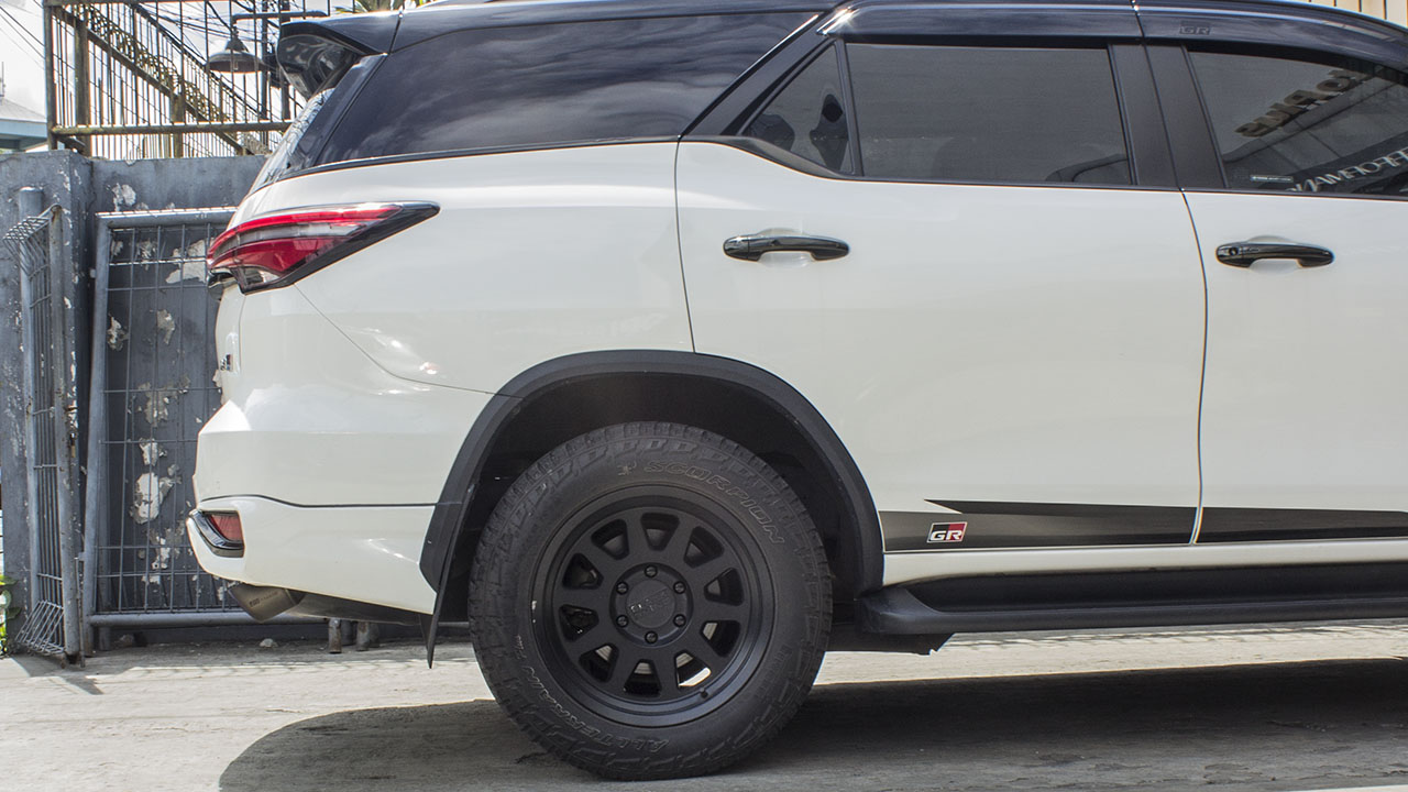 Toyota Fortuner Black Rhino Stadium Ring 18 (2)